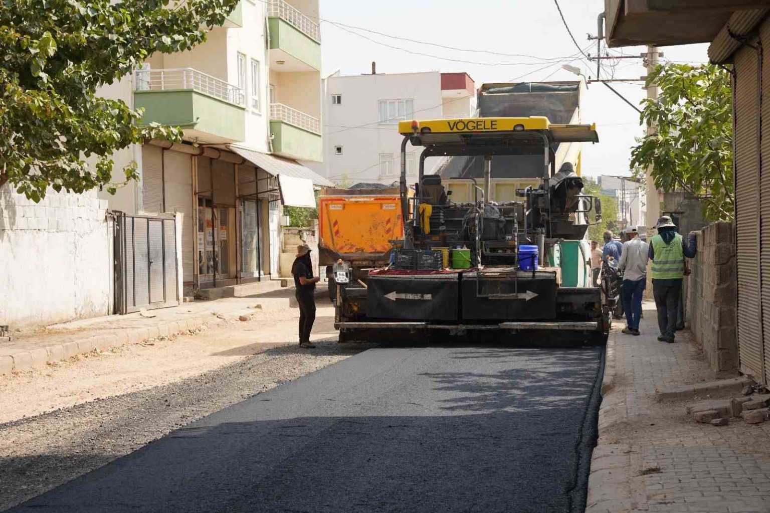 kahtada-sicak-asfalt-calismalariyla-yollar-yenileniyor