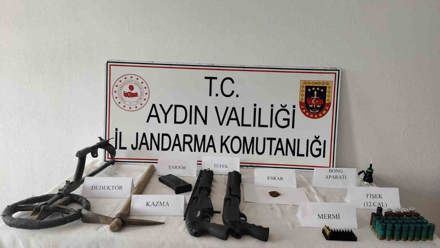 koskteki-isletmenin-ek-binasinda-uyusturucu-ve-av-tufekleri-ele-gecirildi
