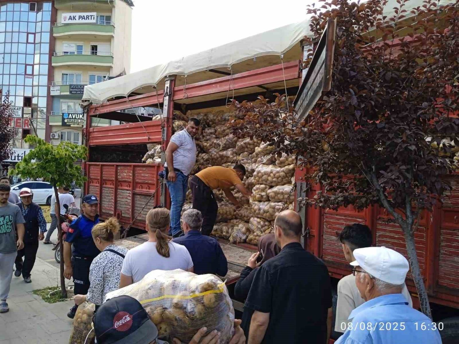 tarlasinda-yetistirdigi-20-ton-patatesi-vatandasa-dagitti