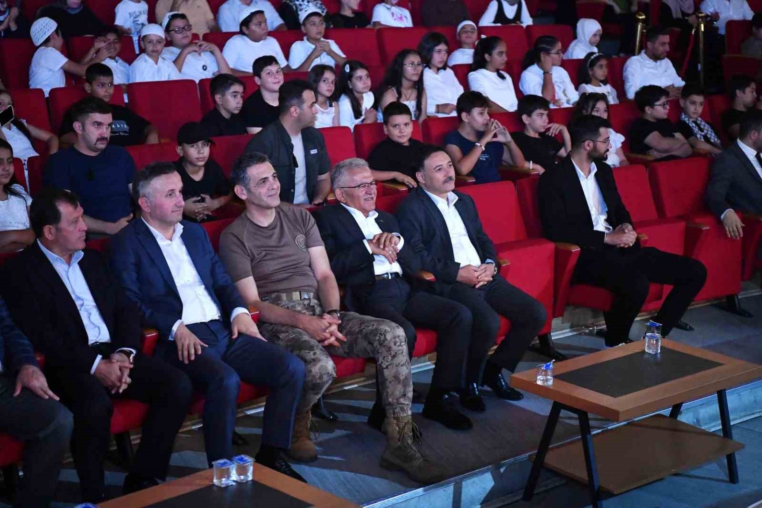vali-cicek-ve-baskan-buyukkilic-cocuklarin-heyecanina-ortak-oldu