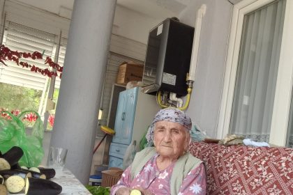 96-yasinda-azmiyle-genclere-tas-cikartiyor