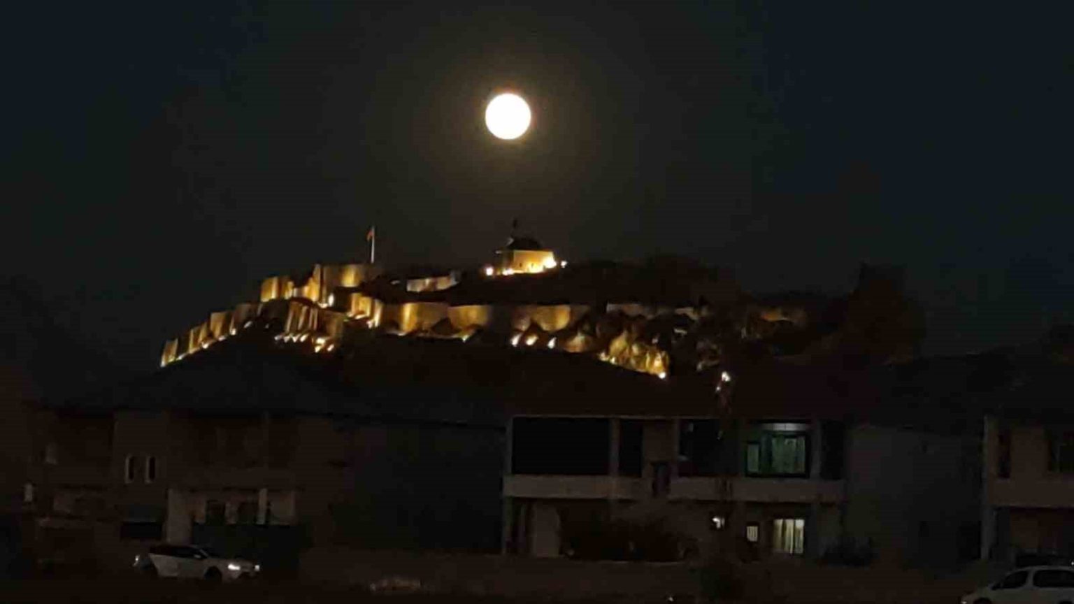 dolunay-van-kalesiyle-bulustu