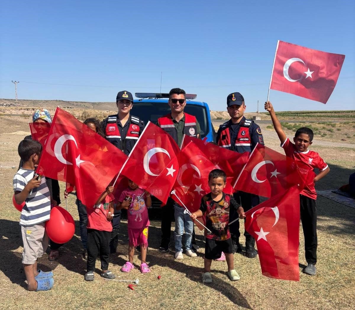kirsehirde-jandarma-tarim-iscilerinin-cocuklariyla-bulustu