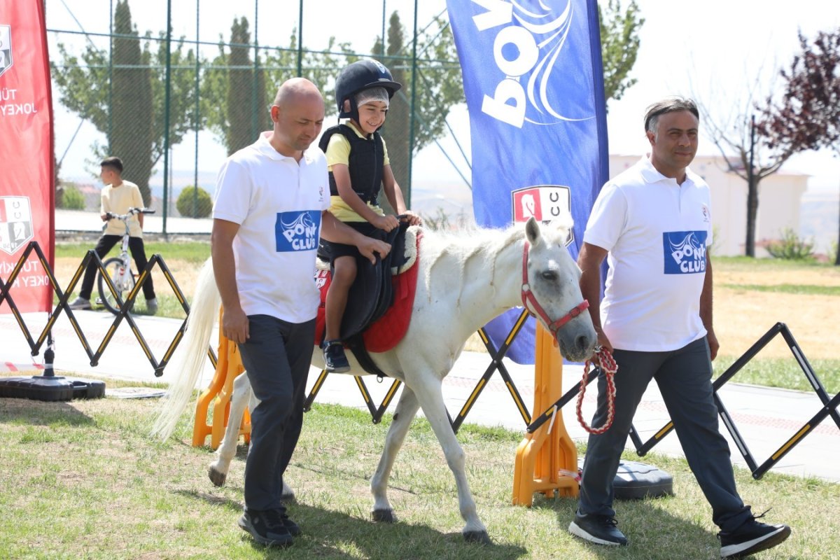 yozgatta-minikler-at-binmenin-heyecanini-yasadi