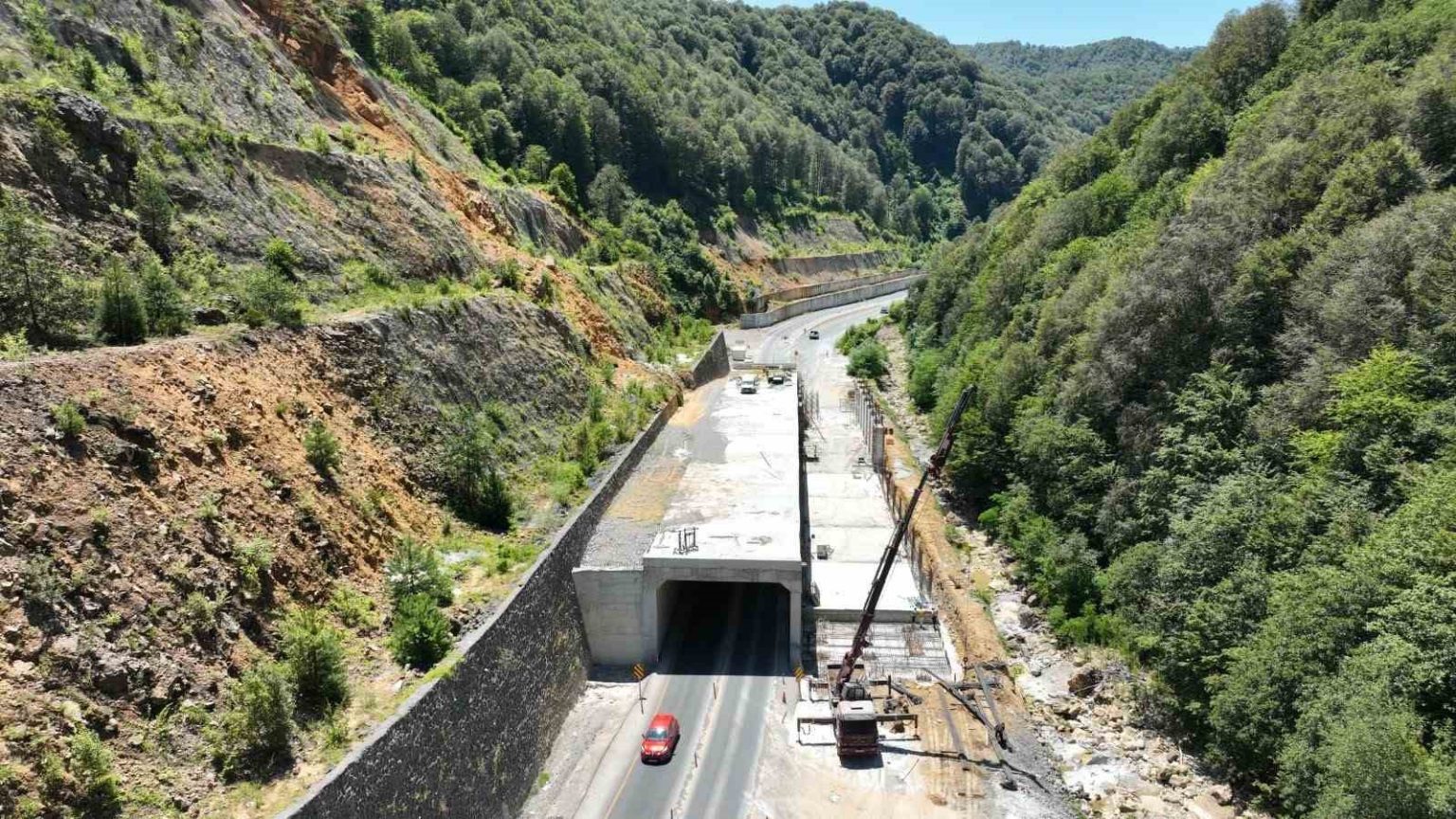 zonguldak-ankara-yolundaki-heyelan-koruma-calismalari-suruyor