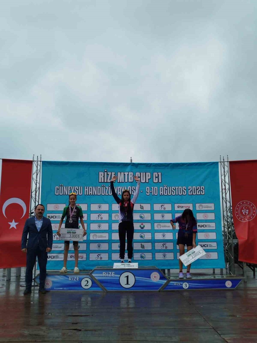akhisarli-sporculardan-rizede-madalya-soleni
