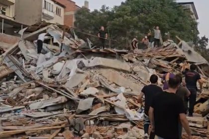 balikesirde-6-2lik-deprem-bir-bina-coktu