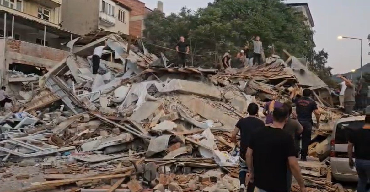 balikesirde-6-2lik-deprem-bir-bina-coktu
