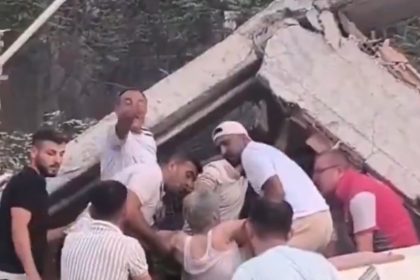 balikesirde-6-2lik-deprem-bir-kisi-enkazdan-sag-cikarildi
