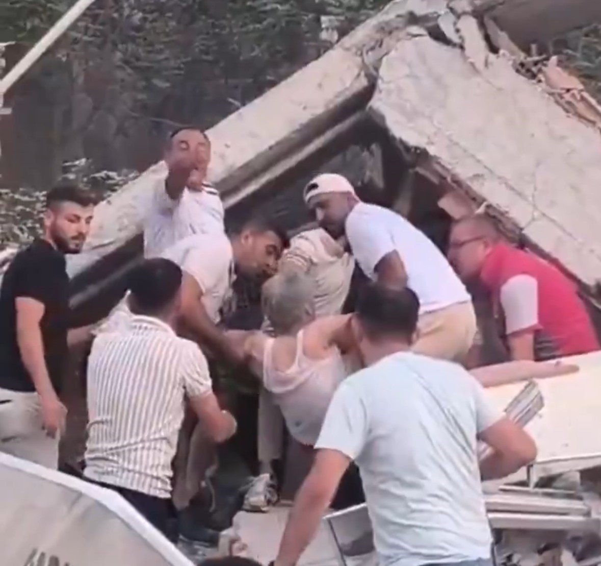 balikesirde-6-2lik-deprem-bir-kisi-enkazdan-sag-cikarildi