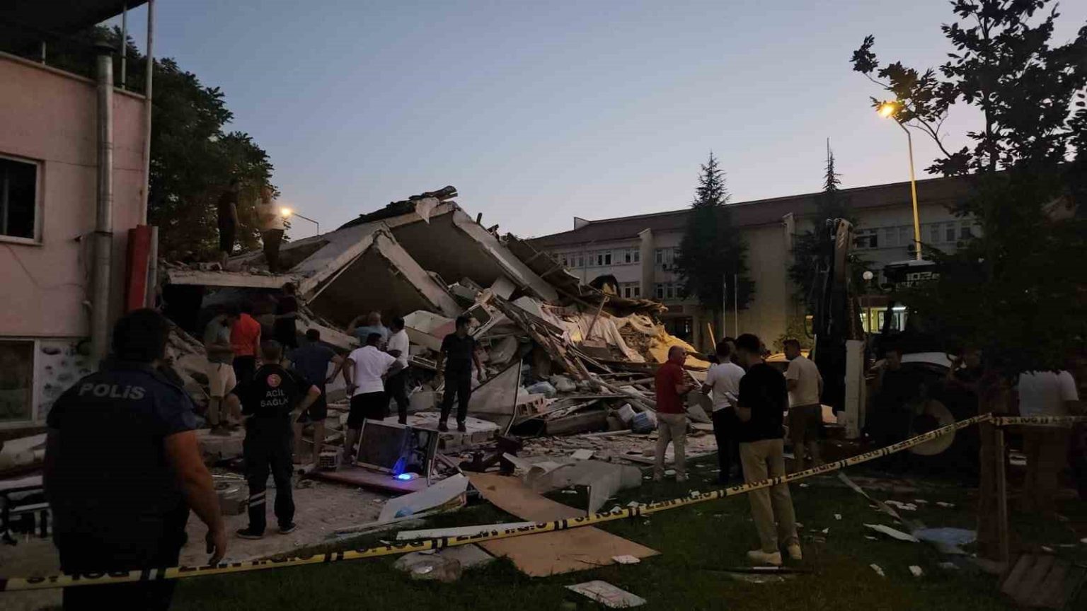 balikesirdeki-deprem-icin-aydindan-afad-ekipleri-yola-cikti