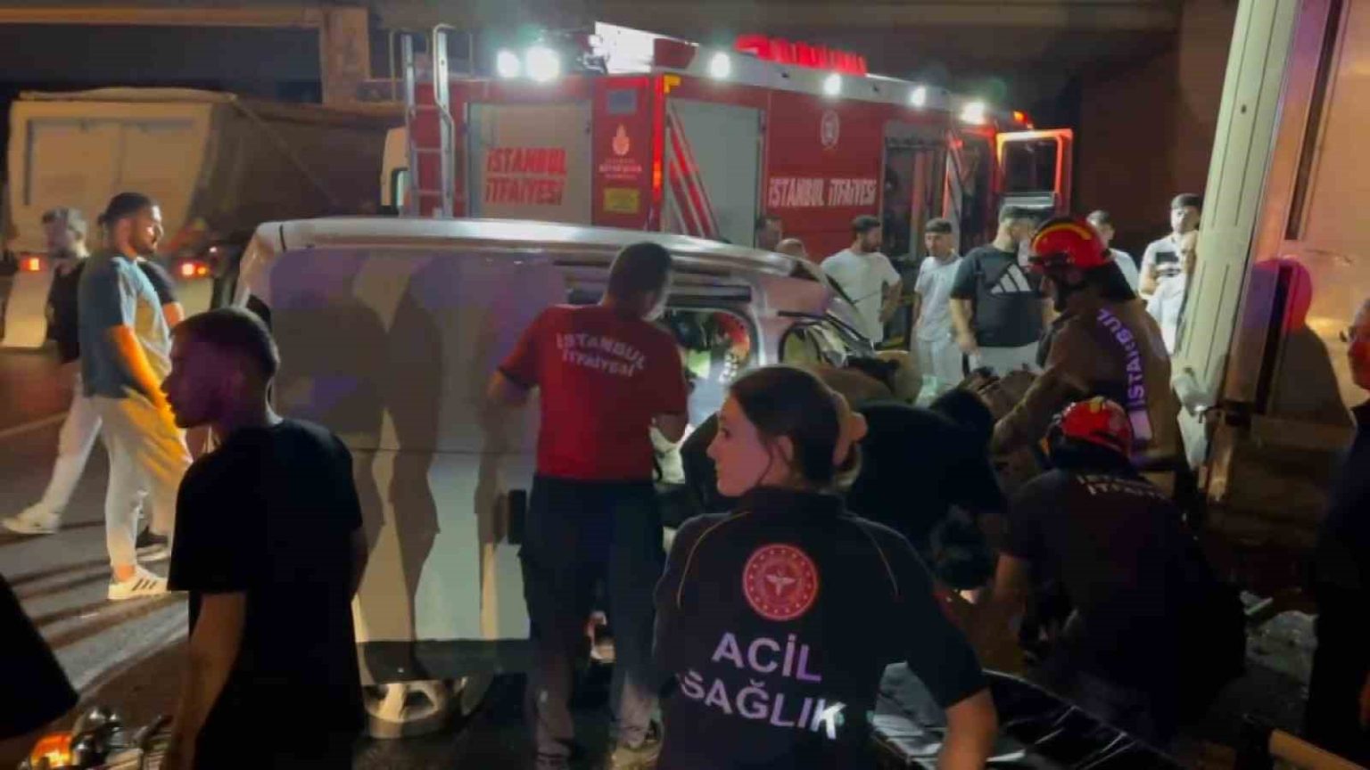 bayrampasada-alkollu-surucunun-kullandigi-arac-kamyonete-carpti-3-yarali
