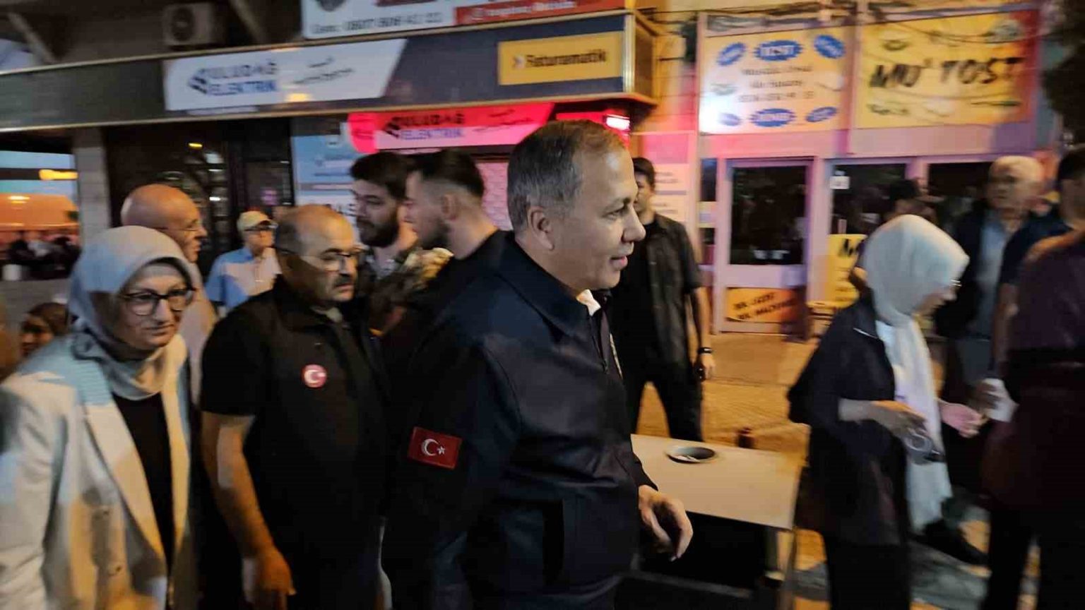 icisleri-bakani-ali-yerlikaya-6-1lik-depremin-yasandigi-sindirgida-aciklamalarda-bulundu