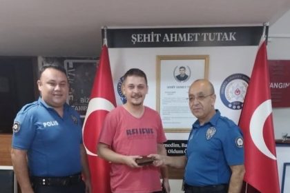 ispartada-icerisinde-para-bulunan-cuzdan-sahibine-teslim-edildi