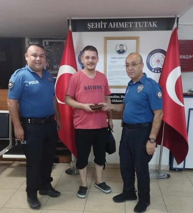 ispartada-icerisinde-para-bulunan-cuzdan-sahibine-teslim-edildi