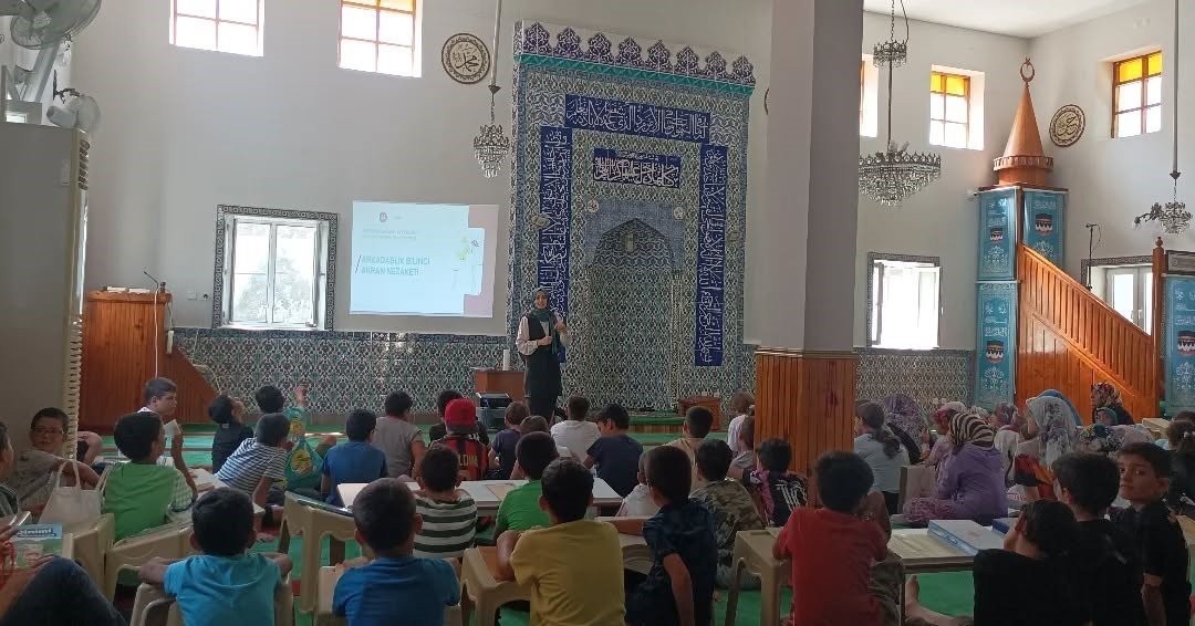 sokede-yaz-kuran-kursu-ogrencilerine-bilinclendirme-seminerleri