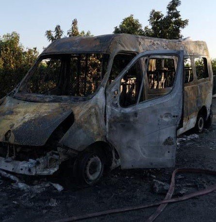 yanan-minibus-kullanilamaz-hale-geldi