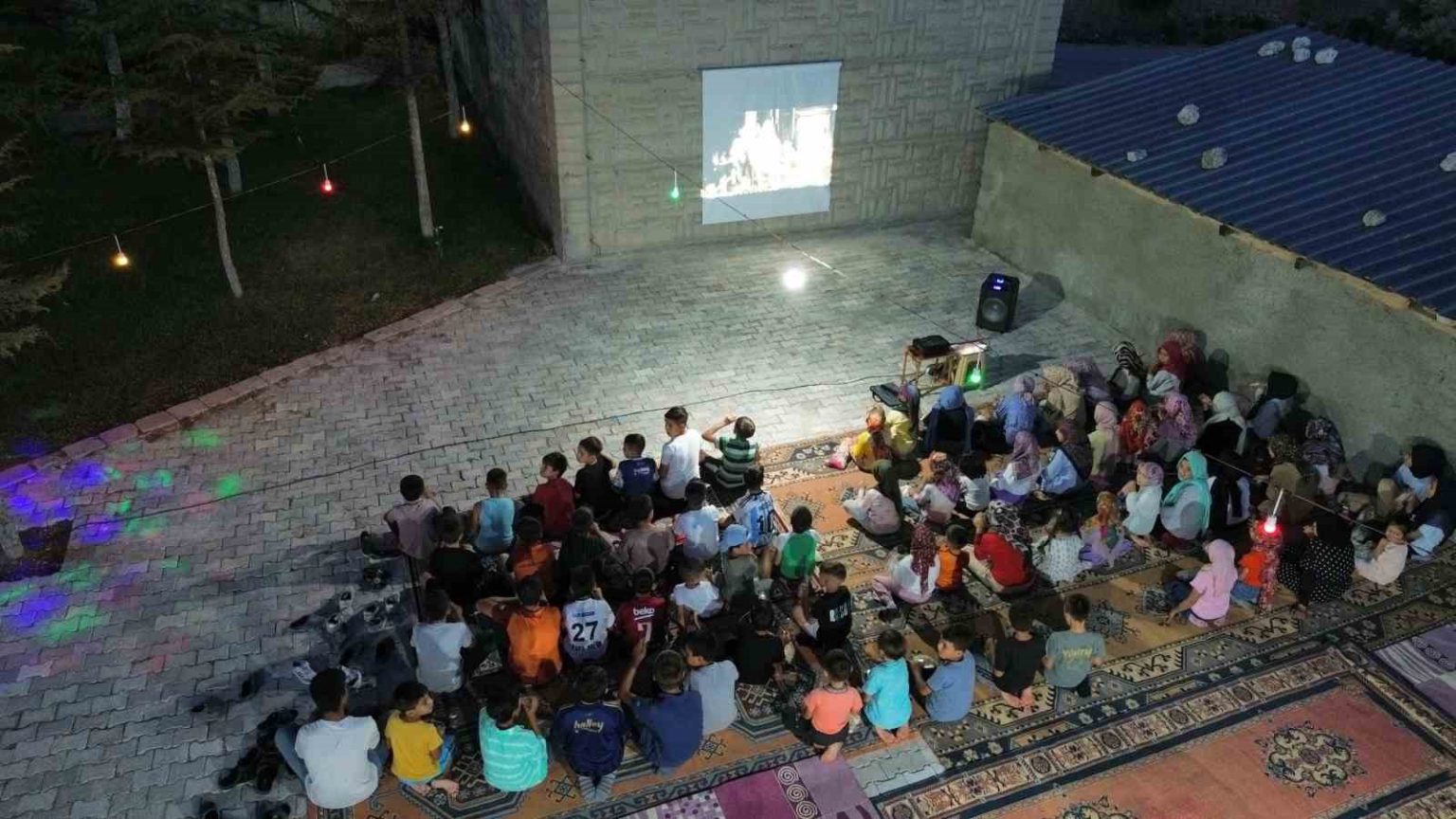 aksarayda-yaz-kuran-kursu-ogrencilerine-acik-hava-sinemasi-etkinligi