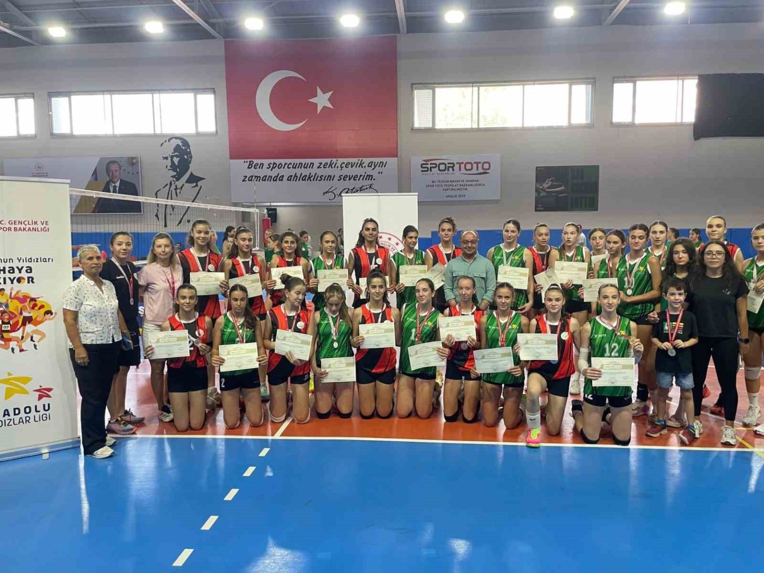 analig-voleybol-yari-finalinde-kiz-takimi-turkiye-finallerine-yukseldi
