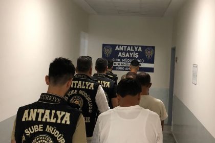 antalyada-kendini-devlet-gorevlisi-olarak-tanitip-vurgun-yapan-4-supheli-tutuklandi