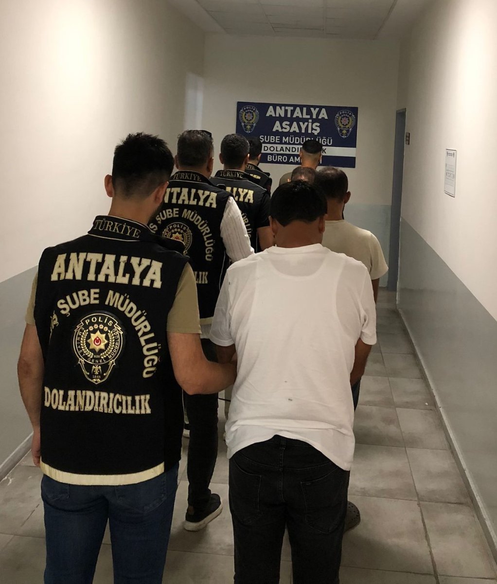 antalyada-kendini-devlet-gorevlisi-olarak-tanitip-vurgun-yapan-4-supheli-tutuklandi