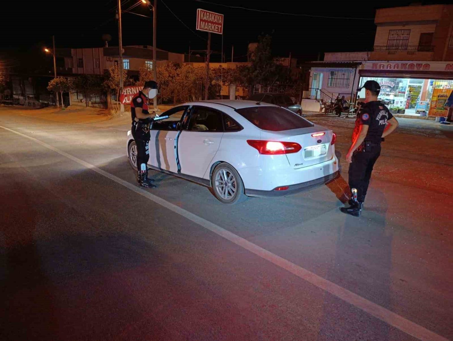 aranan-2-sahis-yakalandi-18-arac-ile-9-motosiklet-trafikten-men-edildi