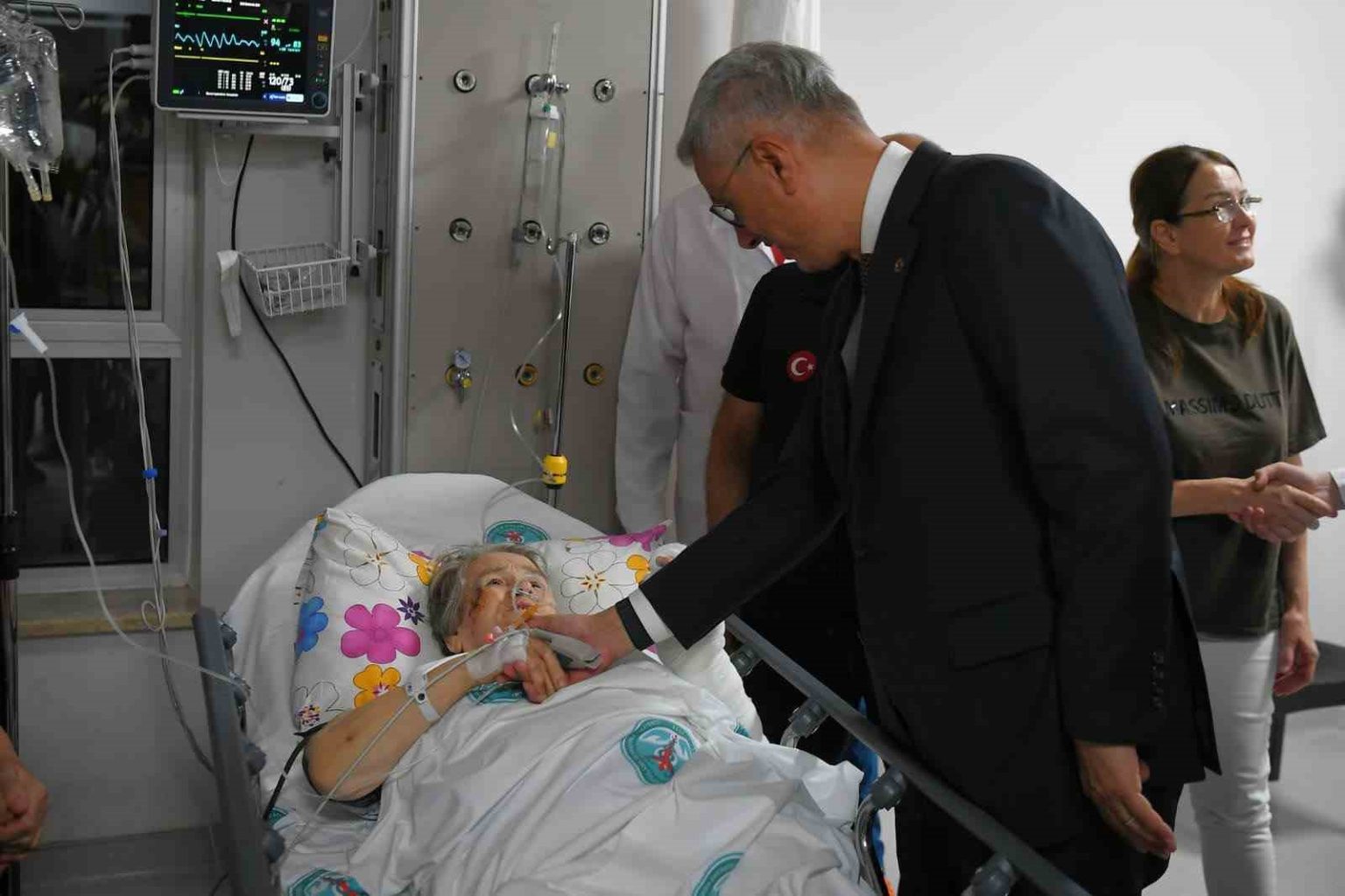 bakan-memisoglu-balikesirde-meydana-gelen-depremde-yaralananlari-ziyaret-etti