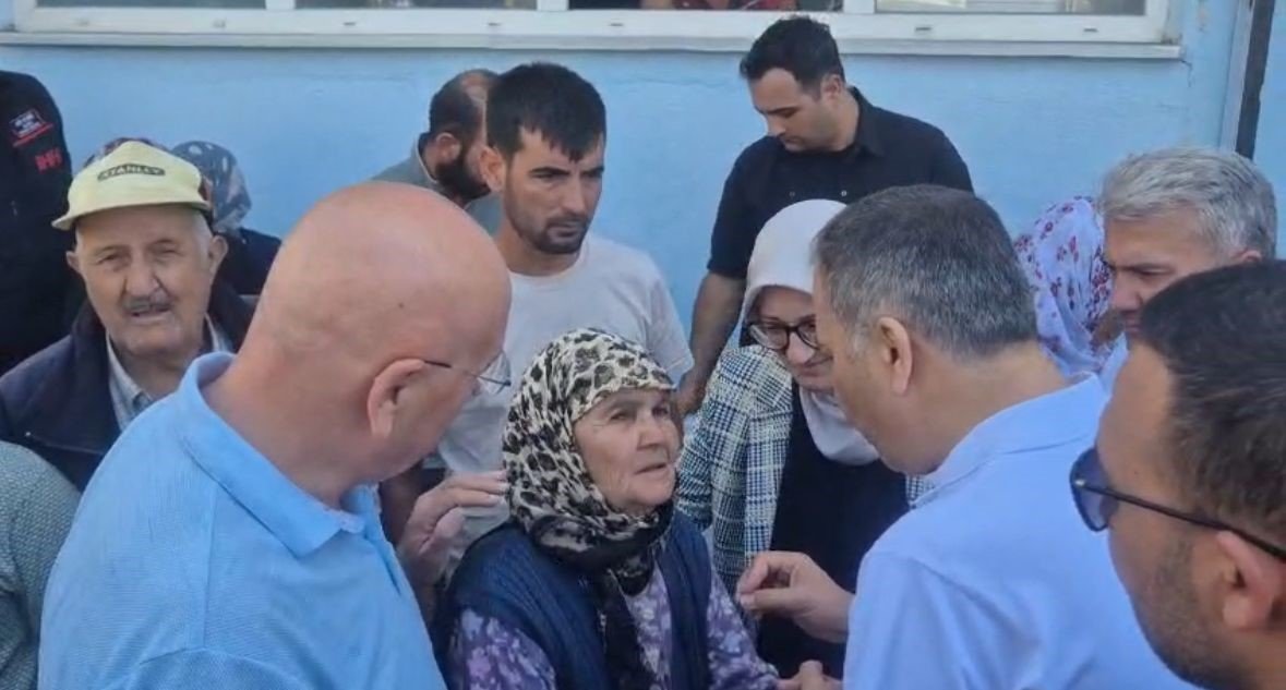 bakan-yerlikaya-depremden-etkilenen-koyleri-ziyaret-etti