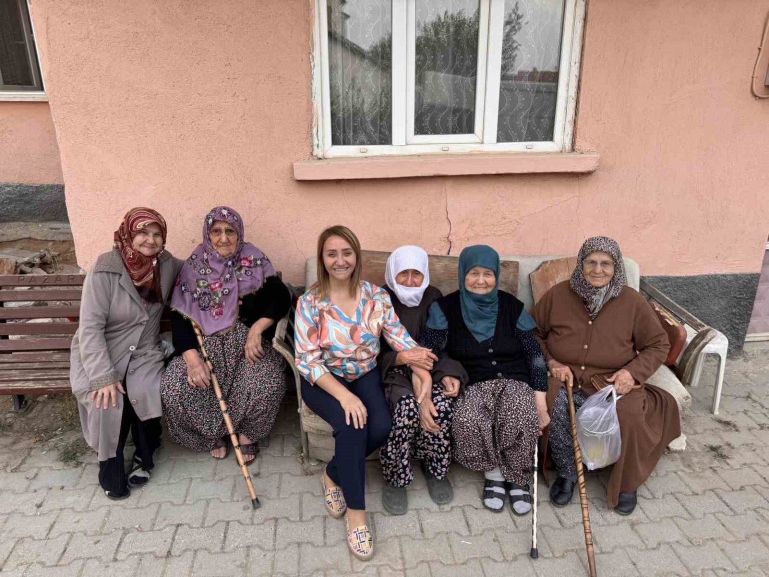 baskan-tekinden-kadinlara-cat-kapi-ziyaret