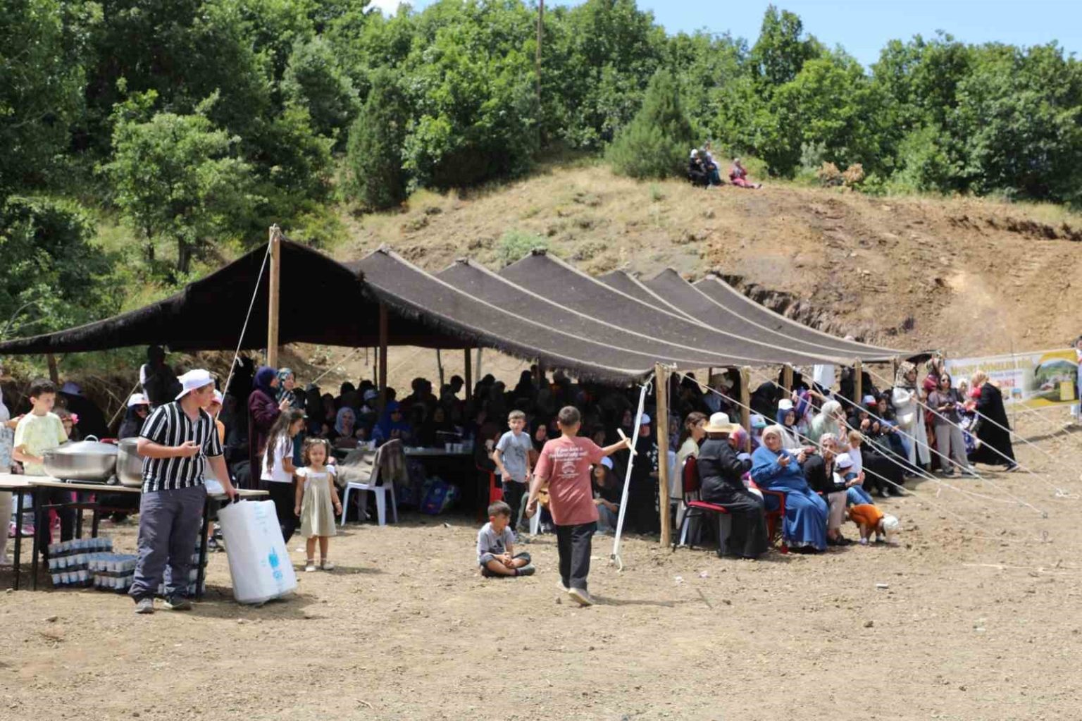 bayburtun-dovmekaya-koyunde-piknik-soleni-duzenlendi