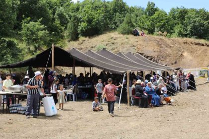 bayburtun-dovmekaya-koyunde-piknik-soleni-duzenlendi