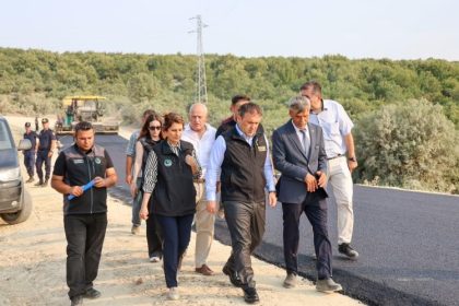 bilecikte-koy-yollarina-asfalt-serim-calismalari-yapiliyor