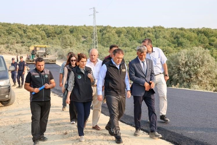 bilecikte-koy-yollarina-asfalt-serim-calismalari-yapiliyor