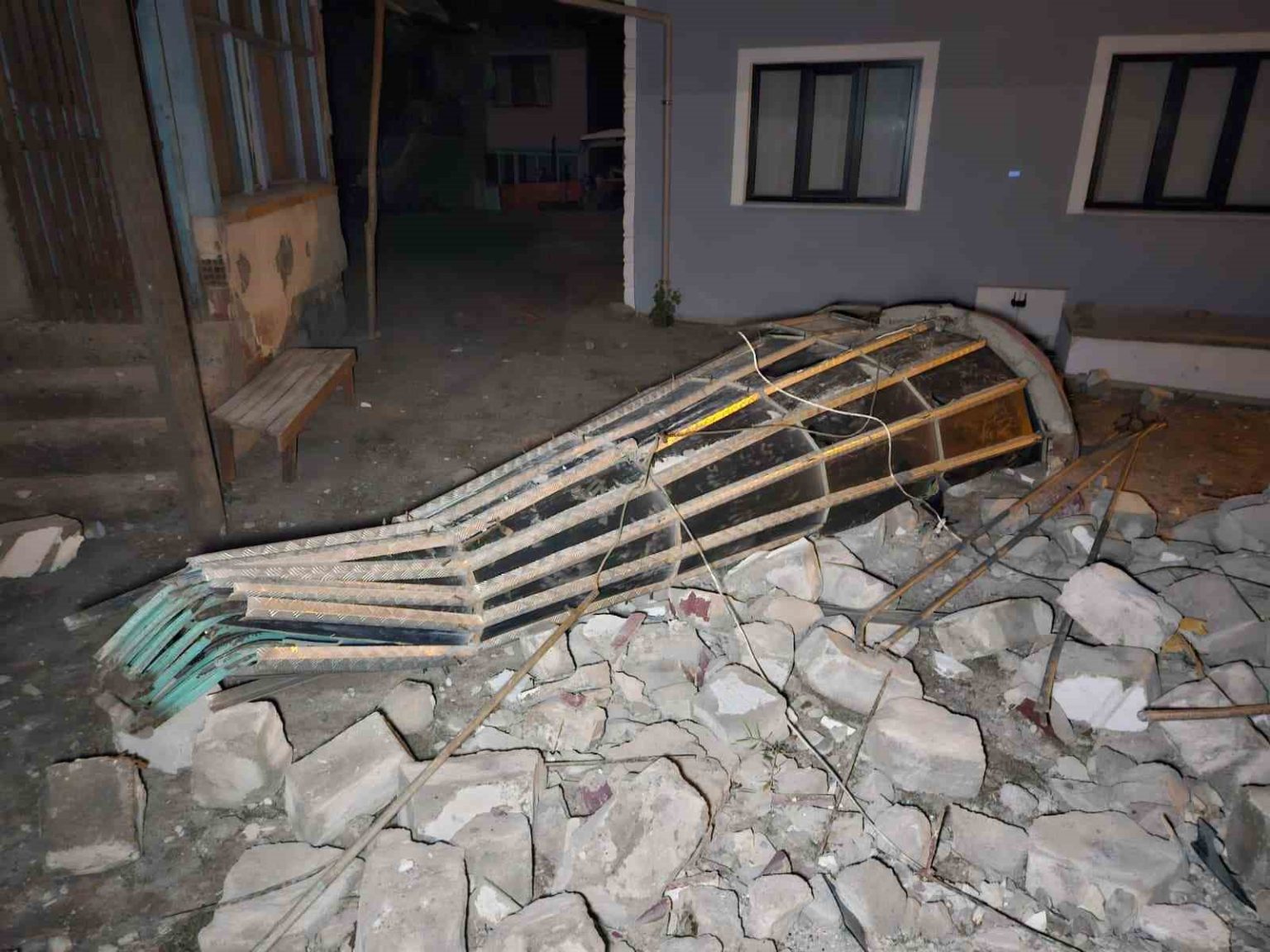 deprem-bolgesinde-vatandaslar-o-anlari-anlatti