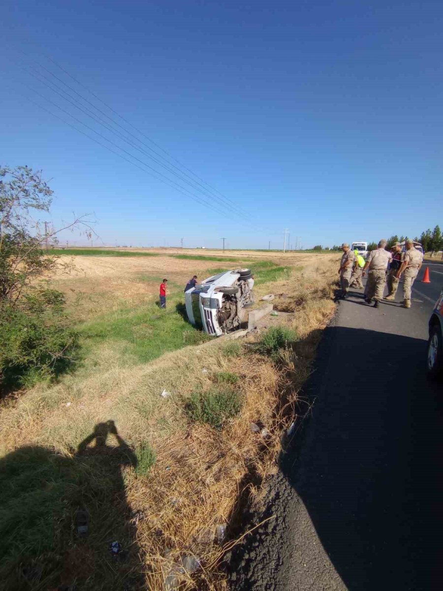 diyarbakirda-minibus-yol-kenarina-devrildi-1-yarali
