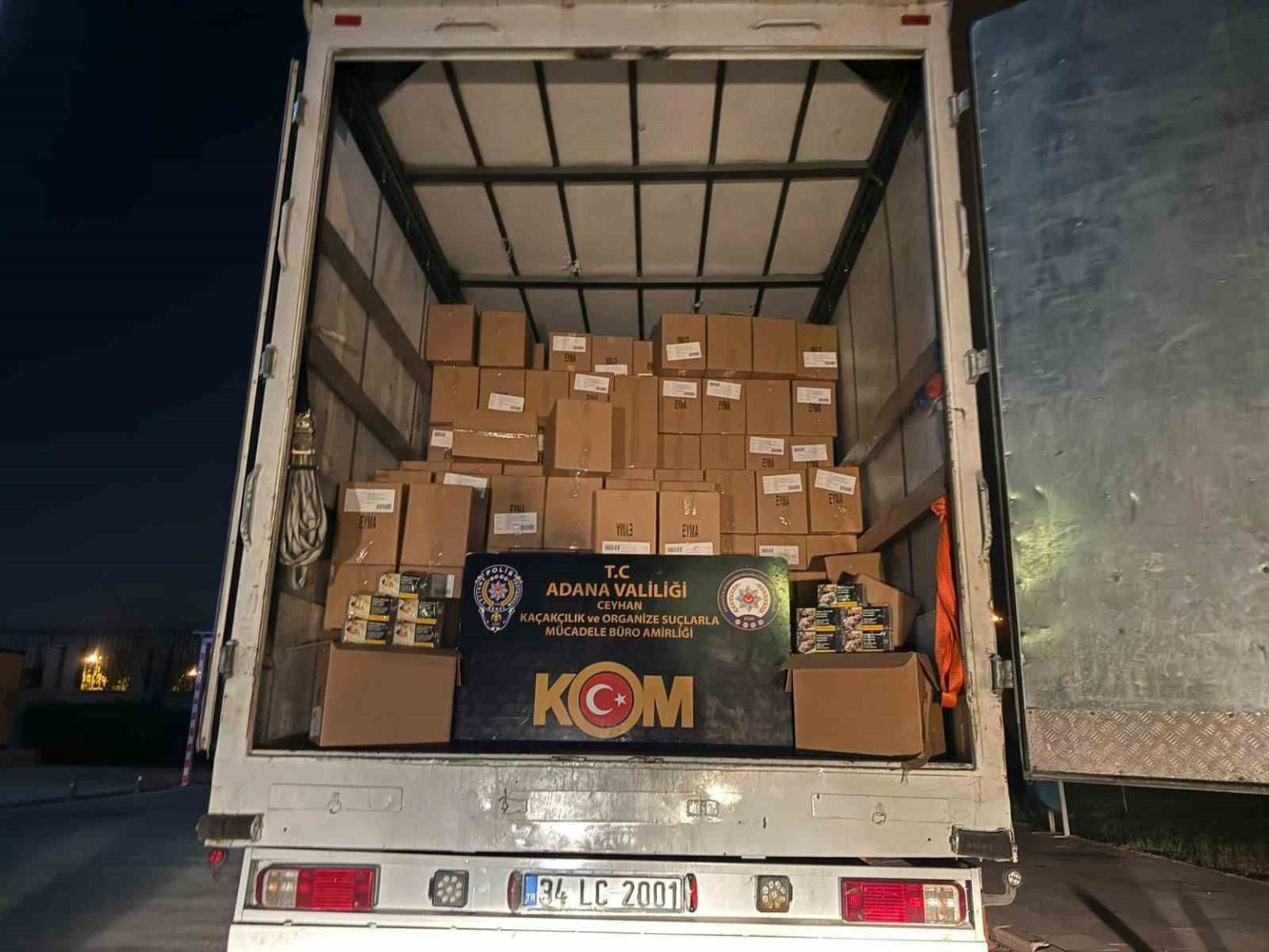 evden-eve-tasimacilik-yapilan-kamyonda-7-milyon-adet-kacak-makaron-cikti