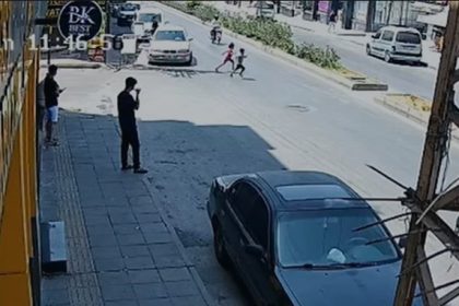 feci-kaza-kamerada-motosikletlinin-carptigi-2-cocuktan-biri-oldu