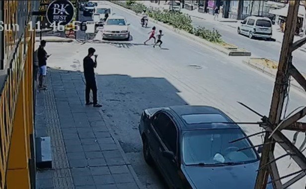 feci-kaza-kamerada-motosikletlinin-carptigi-2-cocuktan-biri-oldu
