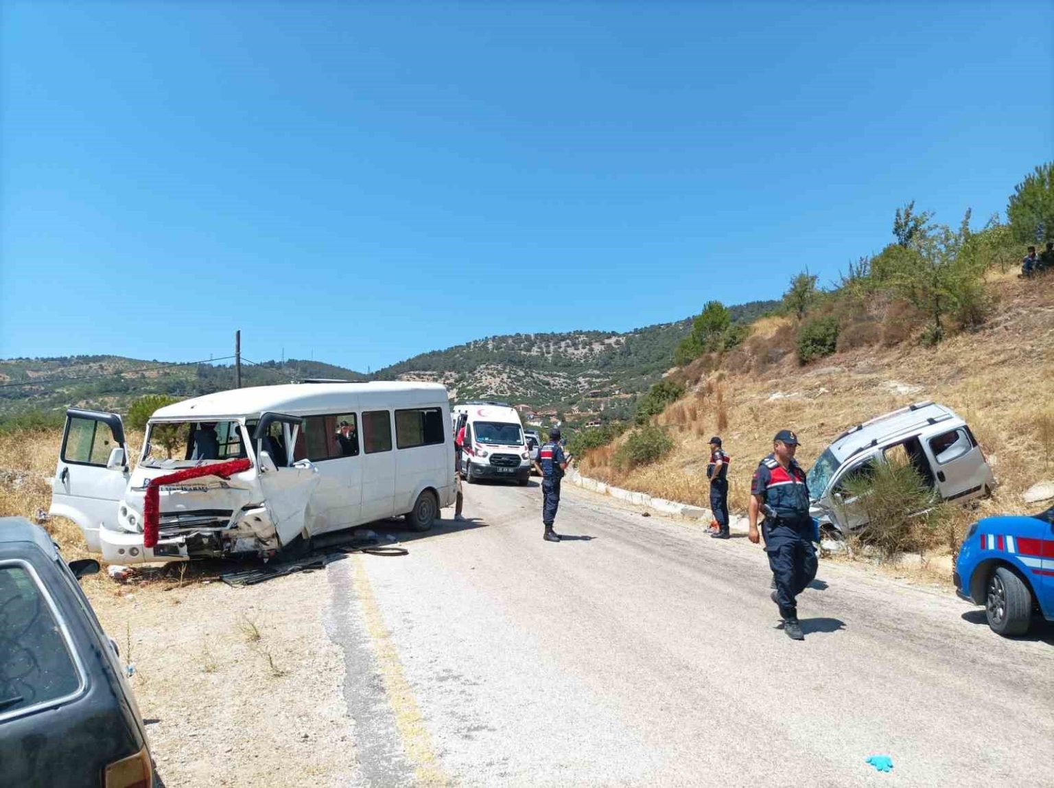 incir-iscilerini-tasiyan-minibus-ticari-arac-ile-carpisti-3u-agir-8-yarali