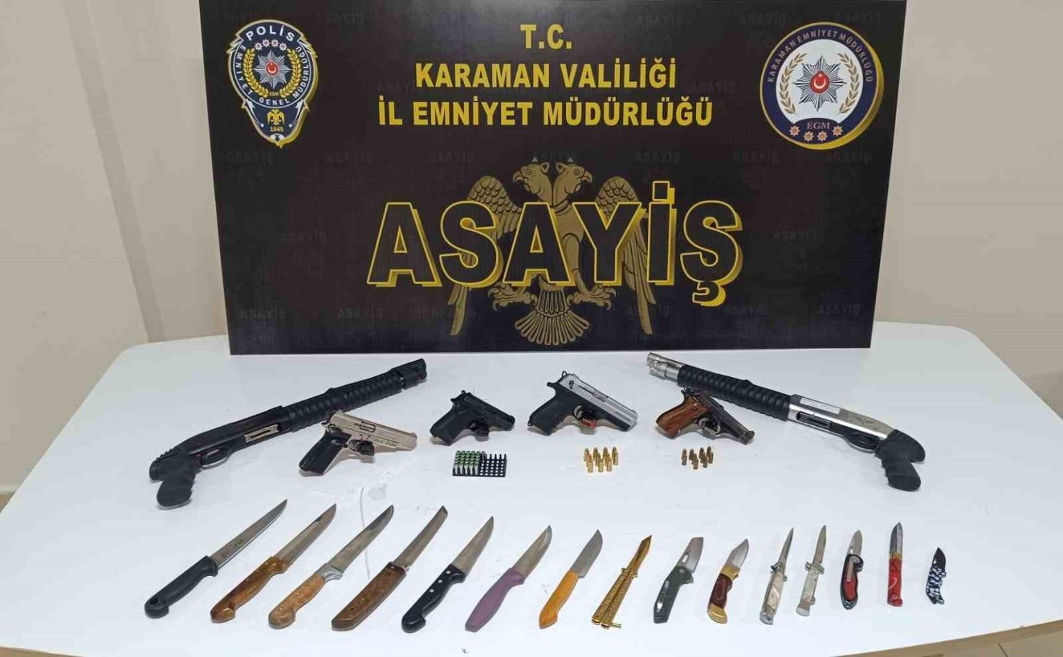 karamanda-ruhsatsiz-silahlar-ve-bicaklar-ele-gecirildi