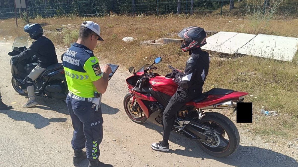 kirklarelinde-motosiklet-denetimi-71-surucuye-islem-yapildi