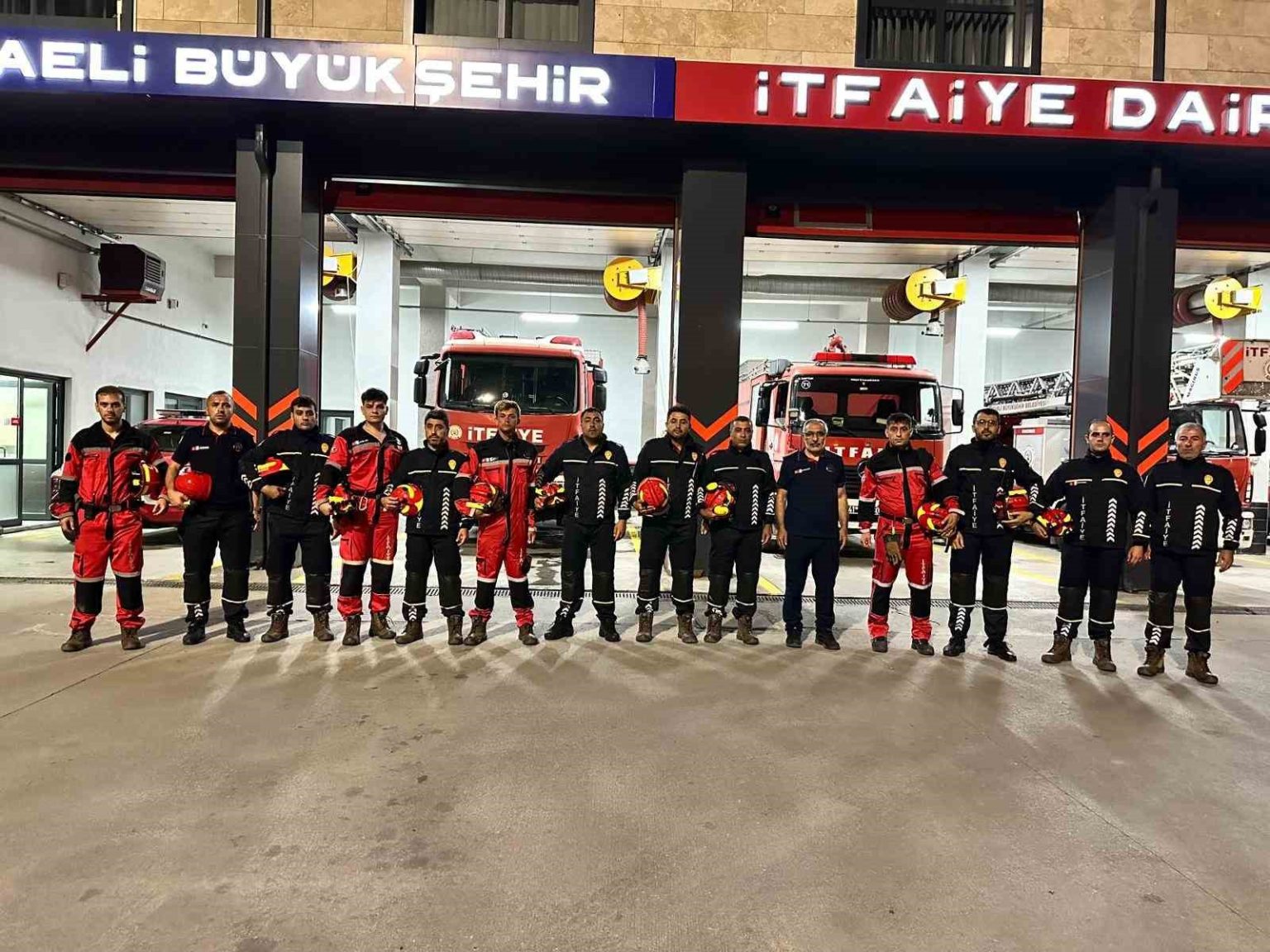 kocaeliden-deprem-bolgesine-arama-kurtarma-ekibi