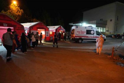 sindirgida-61lik-deprem-sonrasi-sahra-hastanesi-kuruldu-vatandaslar-geceyi-stadyumda-geciriyor