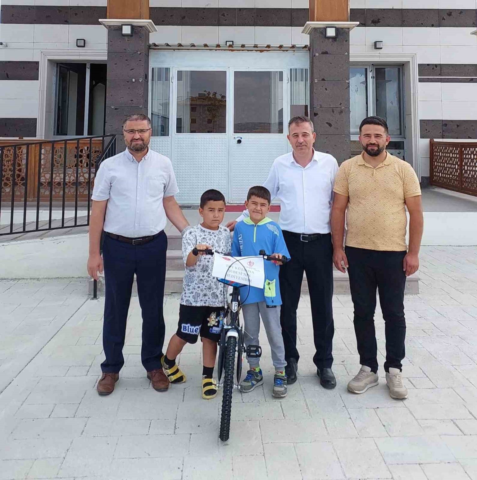 tdv-kutahyadan-trafik-kazasi-geciren-cocuga-yeni-bisiklet-hediyesi