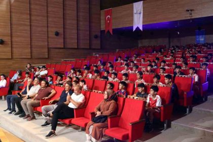 yaz-spor-okullarindaki-ogrencilere-surpriz-sihirbazlik-gosterisi