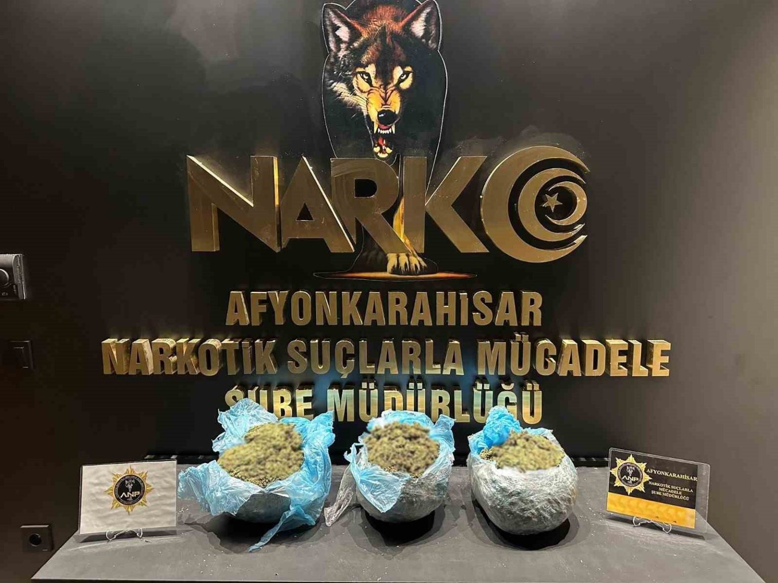 afyonkarahisarda-2-otomobilden-3-kilo-750-gram-uyusturucu-ele-gecirildi