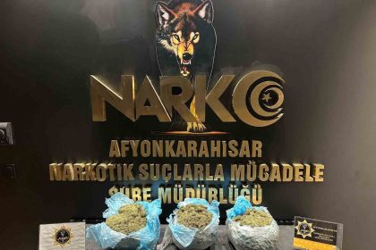 afyonkarahisarda-2-otomobilden-3-kilo-750-gram-uyusturucu-ele-gecirildi