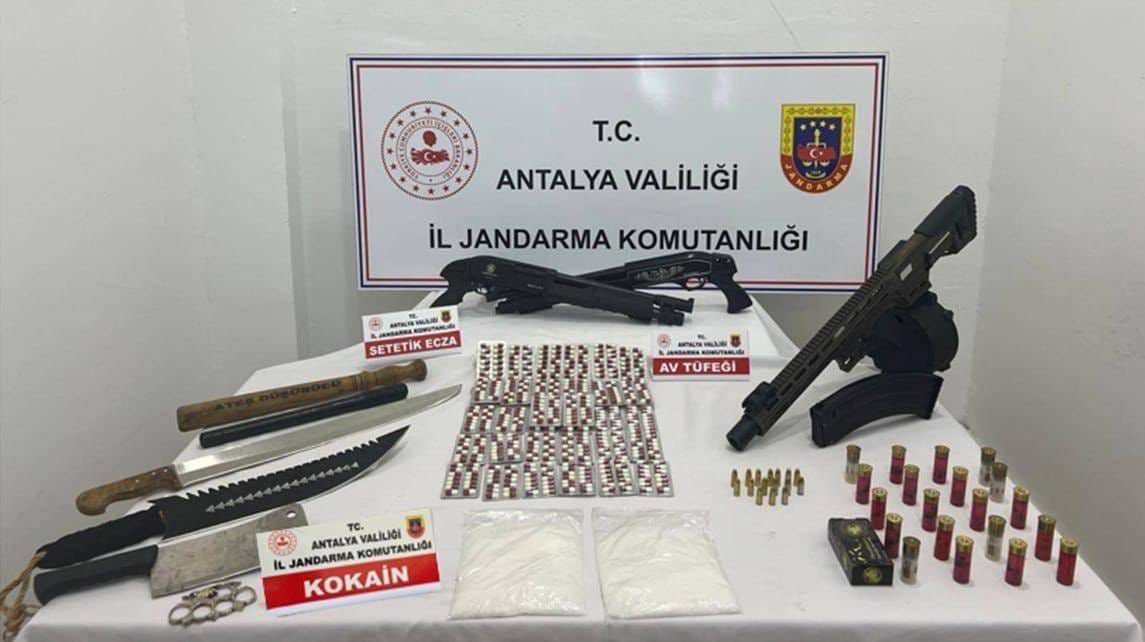 antalyada-jandarmadan-uyusturucu-ve-silah-operasyonu