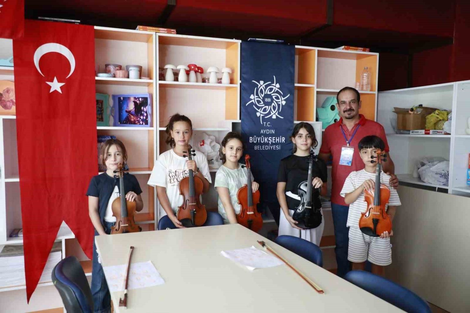 baskan-cercioglu-ile-aydinli-minikler-keman-ogreniyor