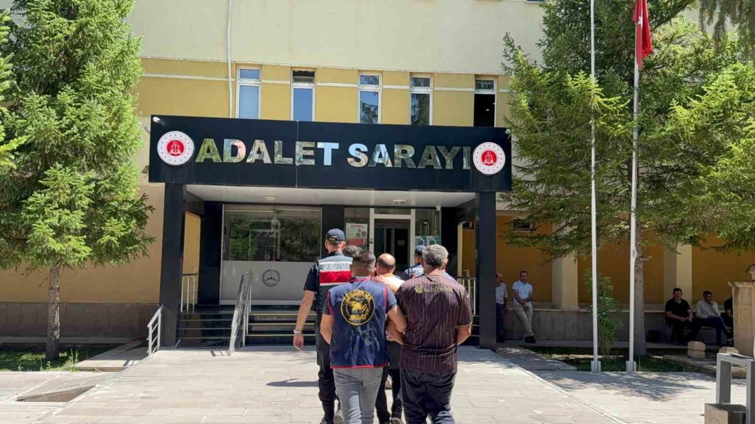 bayburtta-saman-balyasi-hirsizligina-karisan-3-supheliye-ev-hapsi-cezasi-verildi